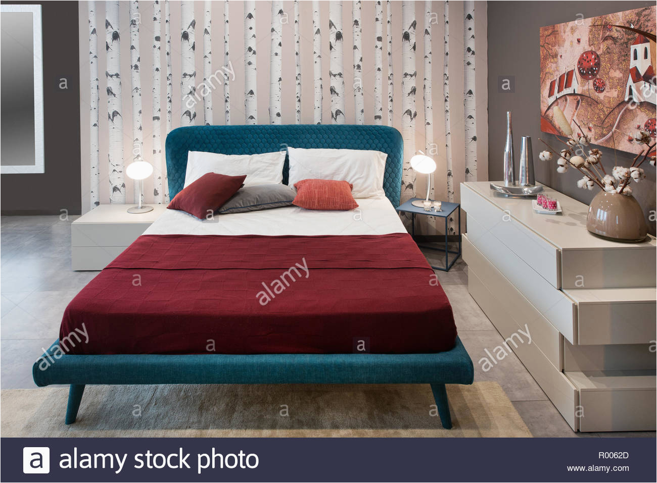 konzept der schlafzimmer design mit vintage blau bett birke natur baume dekoration und stilvolle mobel r0062d
