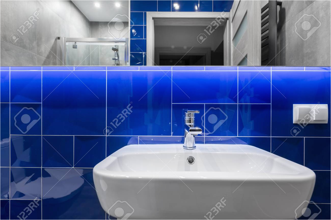 badezimmer blaue fliesen mit stock photo 0 und moderne badezimmer mit waschbecken spiegel und gl c3 a4nzende blaue fliesen mit badezimmer blaue fliesen