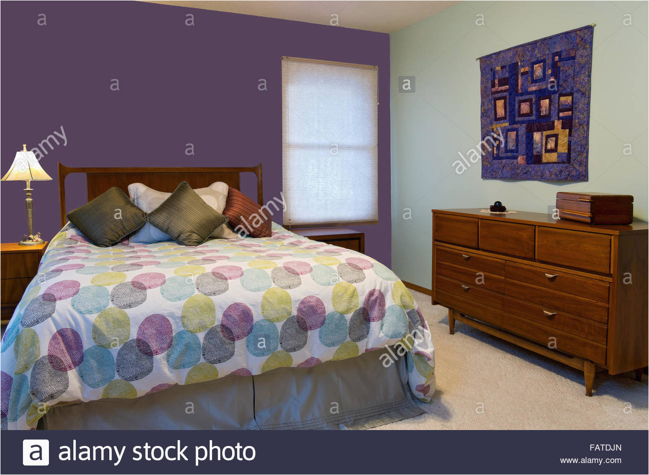 deko kommode schlafzimmer mit schlafzimmer innenraum mit lila und grune wande lampe 40 und schlafzimmer innenraum mit lila und grune wande lampe kommode bunte kissen und troster dekorieren queensize b